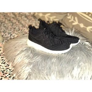 NWOT- Nike Roshe Sneakers